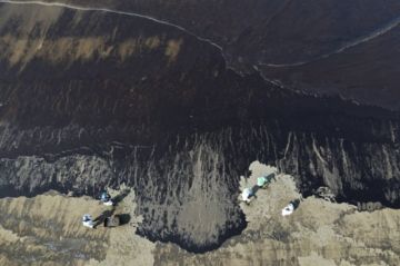 El derrame de petróleo en Perú tras la erupción en Tonga, en imágenes