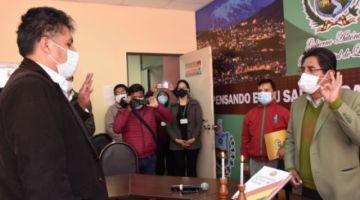 Patzi posesiona a nuevo director del Sedes La Paz