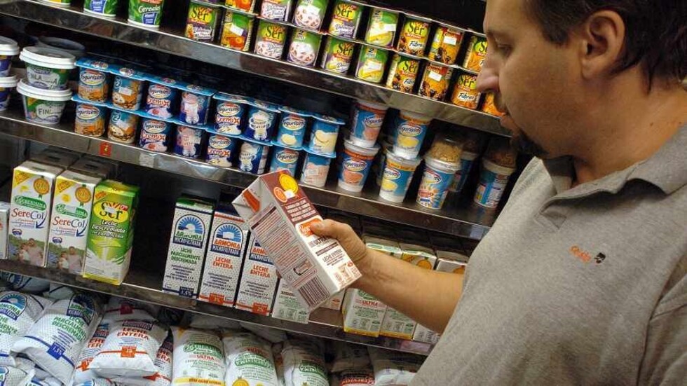 Inflación argentina baja a costa de mayor desempleo y pobreza