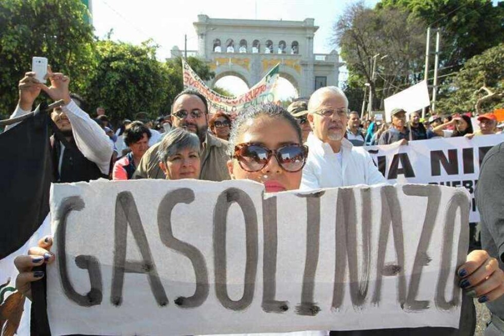 Máxico: Alza de la gasolina prende chispa del descontento