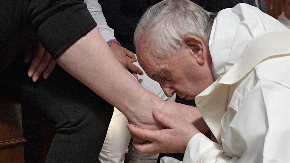El Papa lava los pies a 12 presos y alienta a servir incluso a los odiosos y malvados