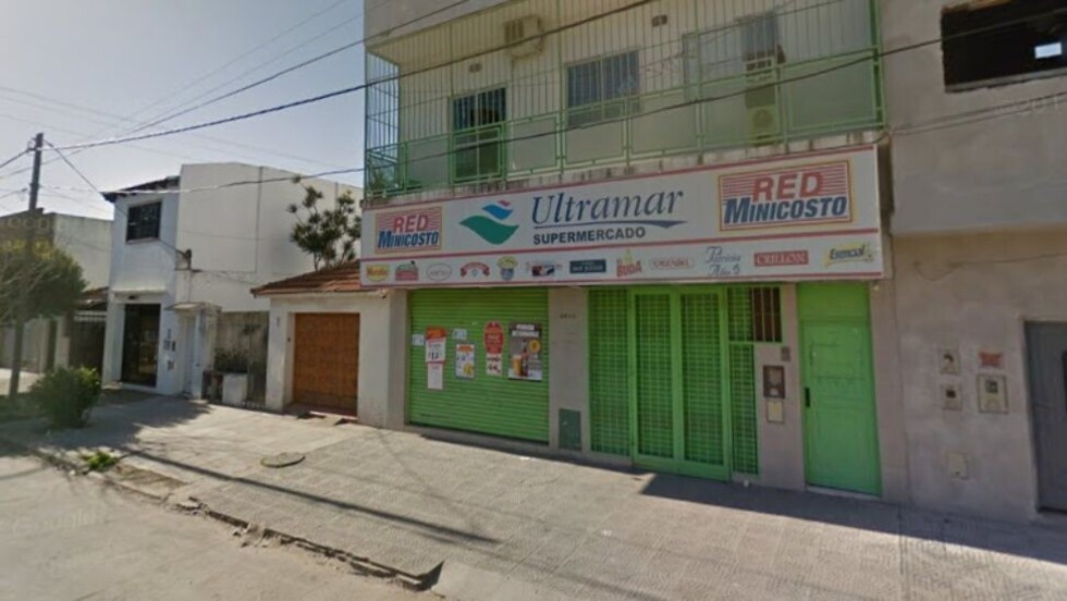 Acribillan a chino en la puerta de su supermercado