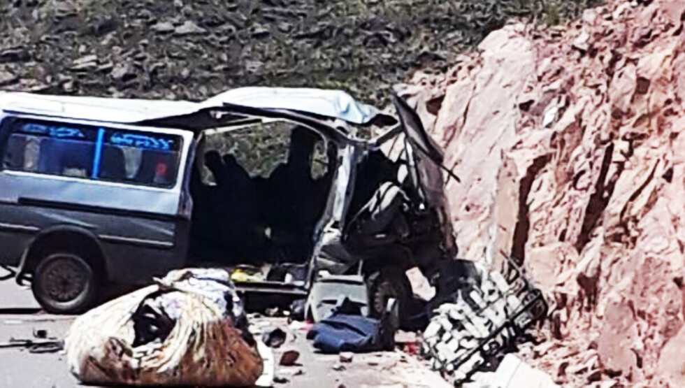 Accidente de minibús deja 13 personas fallecidas en Potosí