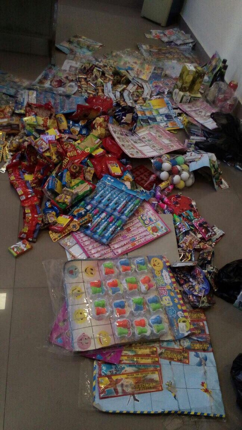 Intendencia decomisó productos sin fecha de vencimiento y de dudosa procedencia en unidades educativas