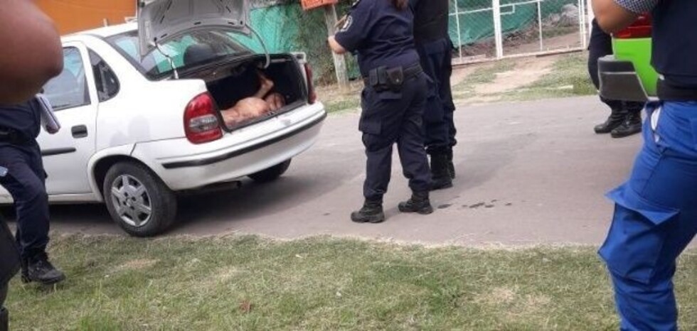 Hallaron el cadáver de un  hombre en baúl de un auto