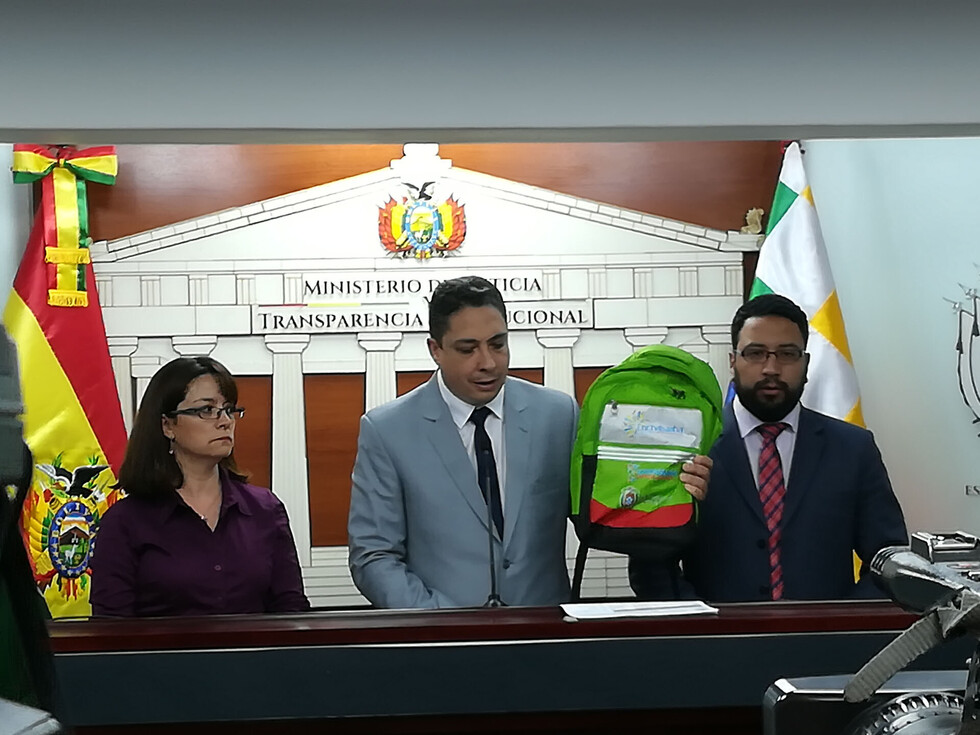 Arce denuncia a Leyes por comprar mochilas escolares con sobreprecio