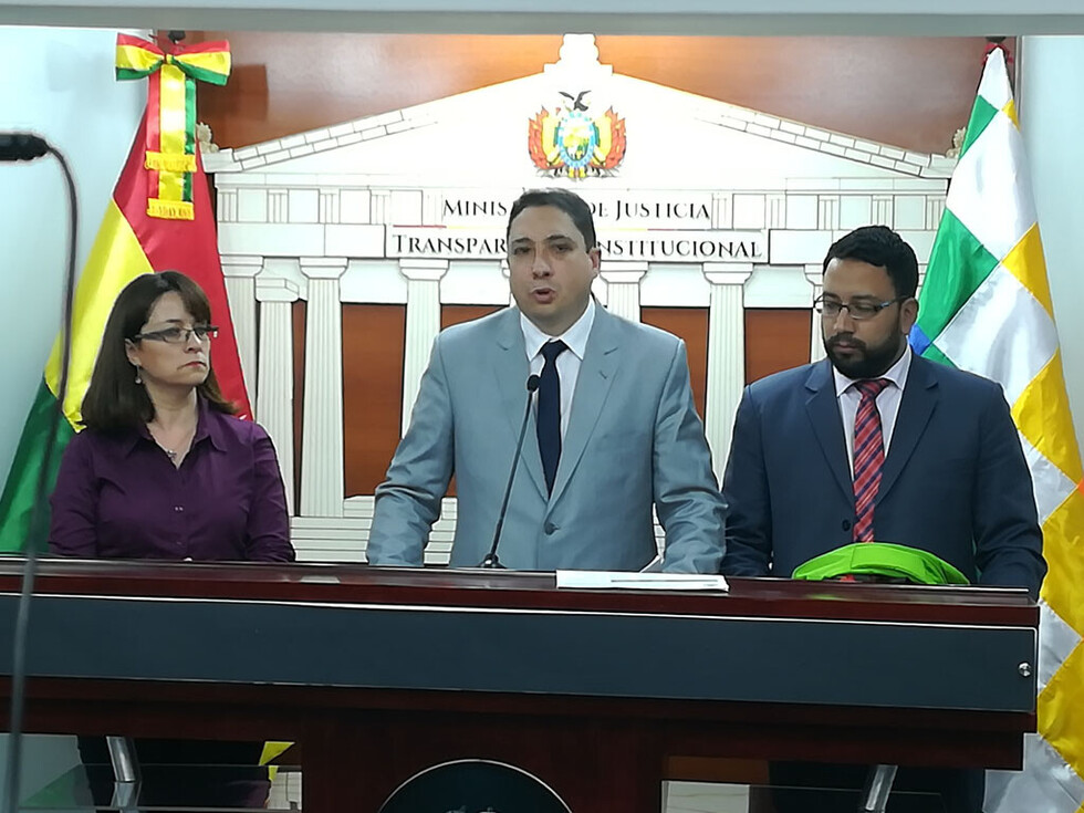 Arce denuncia a Leyes por sobreprecio en mochilas