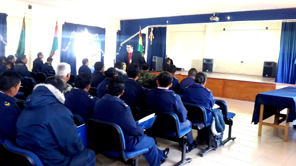 Llorenti socializa proceso de la demanda marítima en unidad educativa de la Fuerza Aérea de El Alto