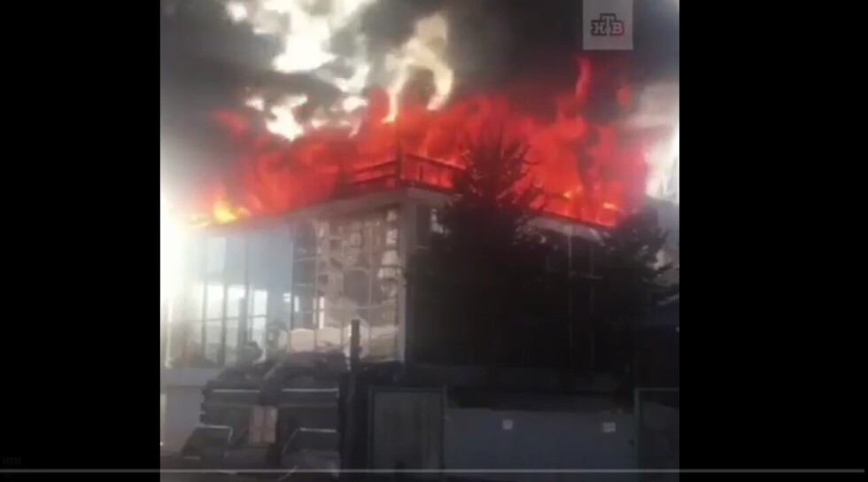 Un gran incendio consume un edificio cerca de un centro comercial en Samara, Rusia (VIDEOS)