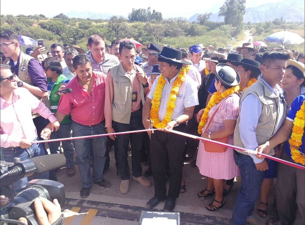 Presidente entrega puente vehicular en la comunidad de Tolomosa de Tarija