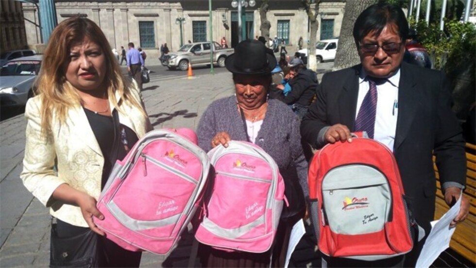 Otro caso de sobreprecio de mochilas chinas involucra al Alcalde de Oruro