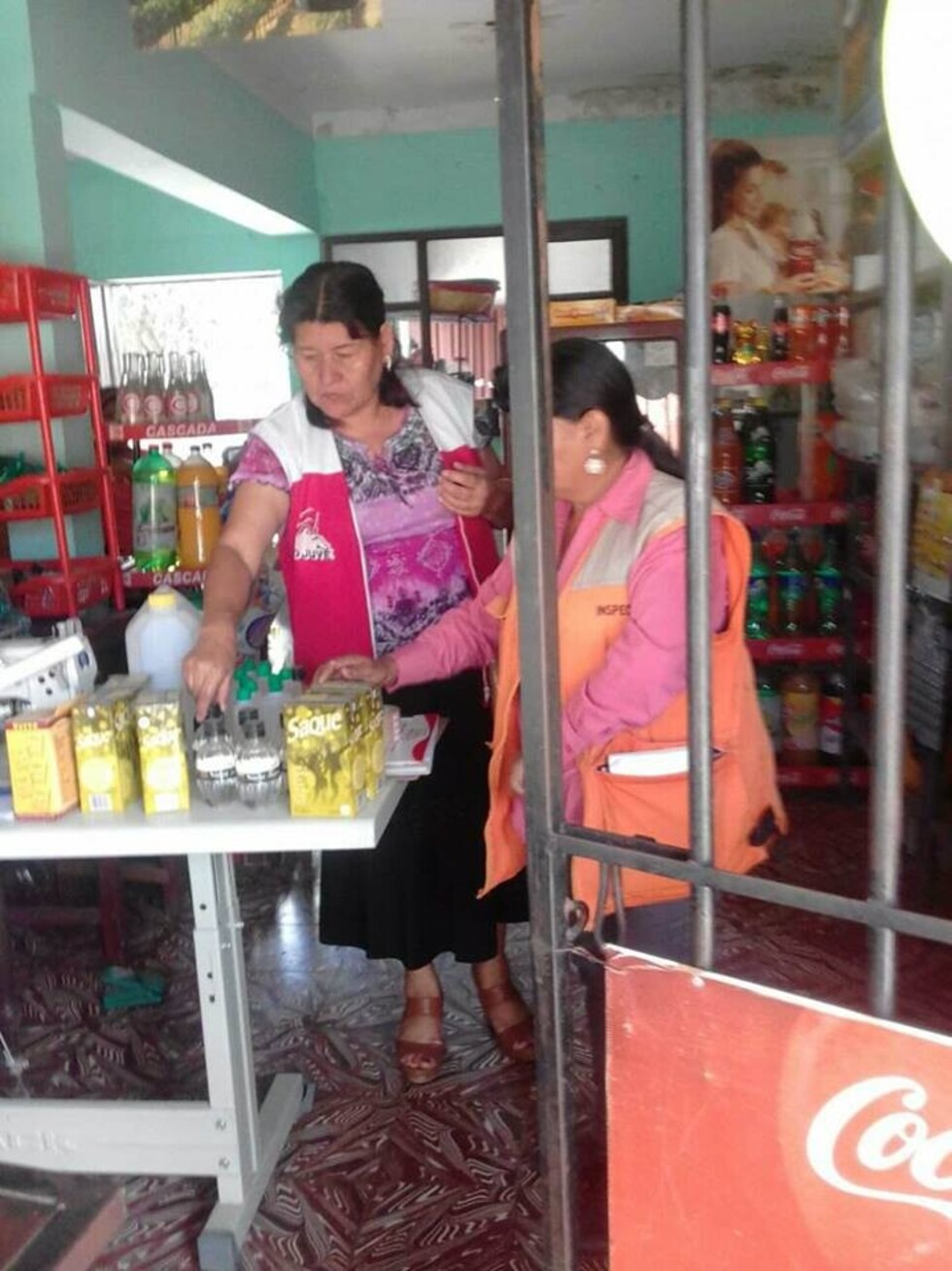 Guardia Municipal notifica a tiendas de barrio y comedores del distrito 10 por venta de bebidas alcohólicas.