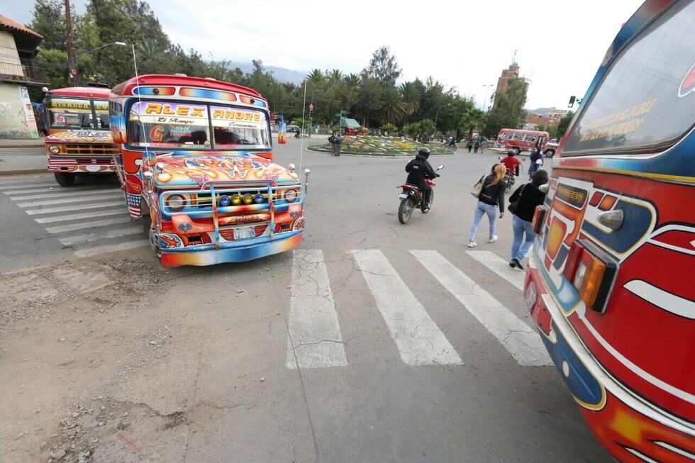 Transporte urbano de Cochabamba parará desde las 15.00 en apoyo a Leyes