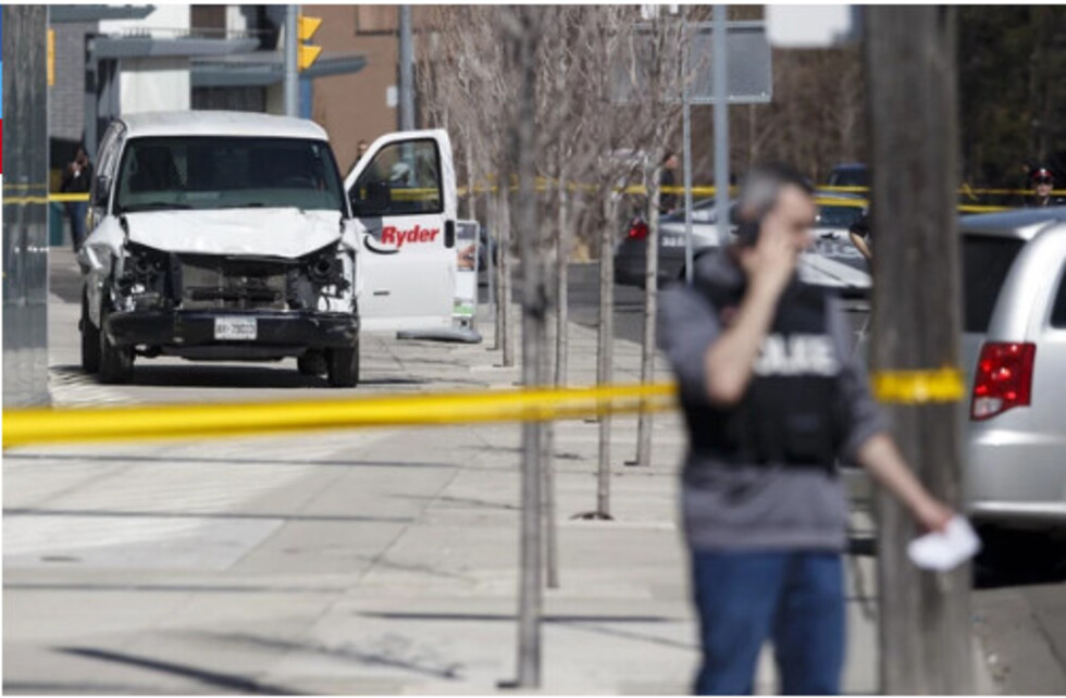 Vagoneta deja 10 muertos y 16 heridos en Toronto