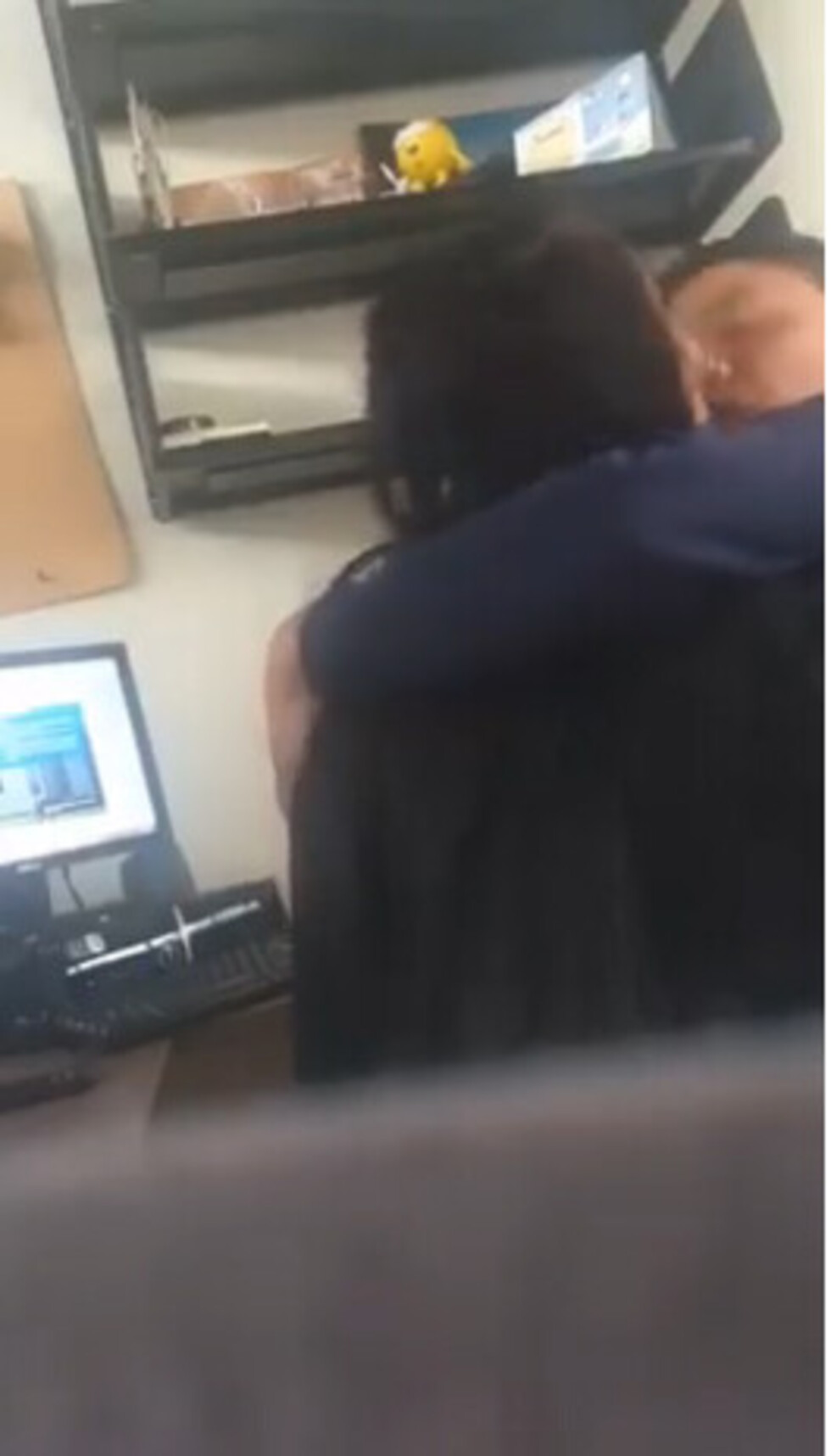 Un profesor acosa sexualmente a una estudiante
