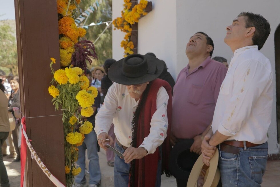 Impulsado por su fe y devoción Rodrigo Paz participa de la festividad de la Cruz en Paicho