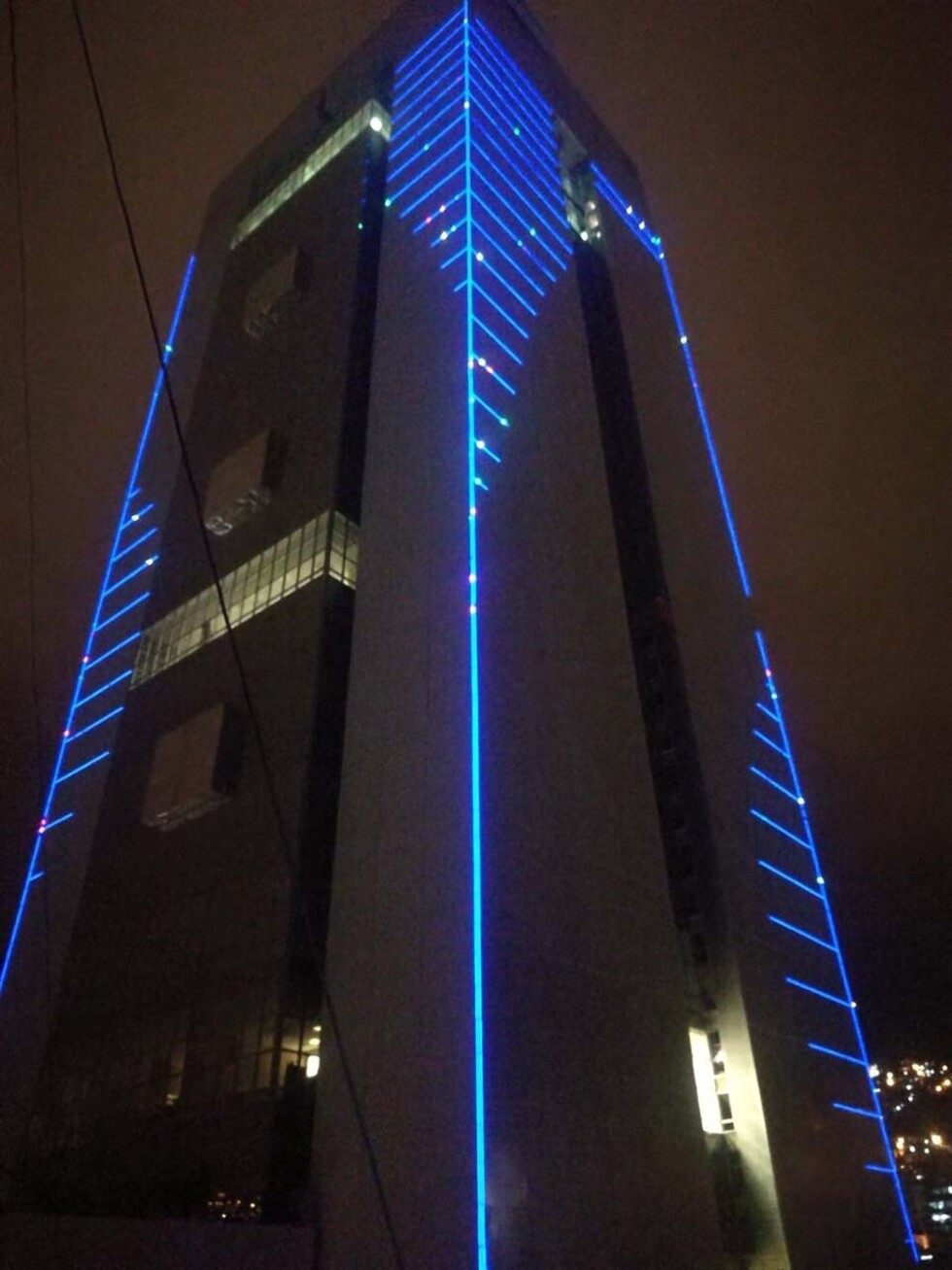 Cuestionan gran inversión en "Casa del Pueblo" mientras hospital público atiende en el piso