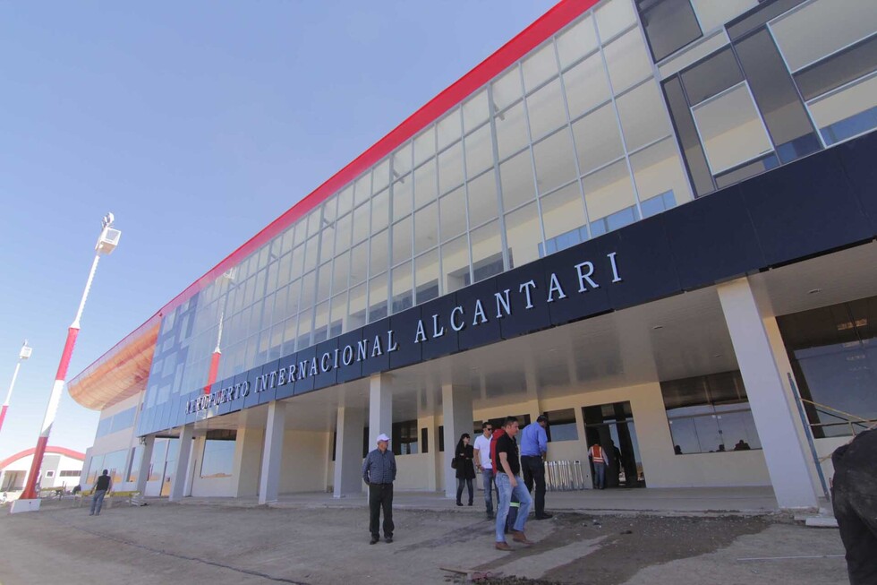 Suspenden operaciones en aeropuerto Alcantarí por fuerte movilización en punto de bloqueo
