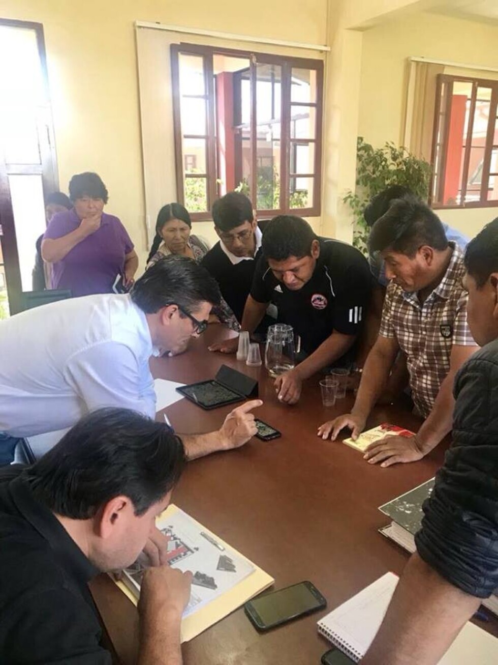 Municipio, coordina con vecinos de Las Barrancas para establecer área de construcción de unidad educativa