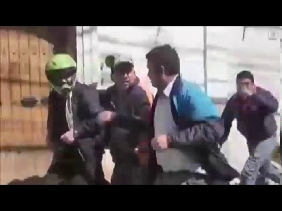 Corretean al Gobernador Urquizu y se reportan saqueo de negocios en Sucre