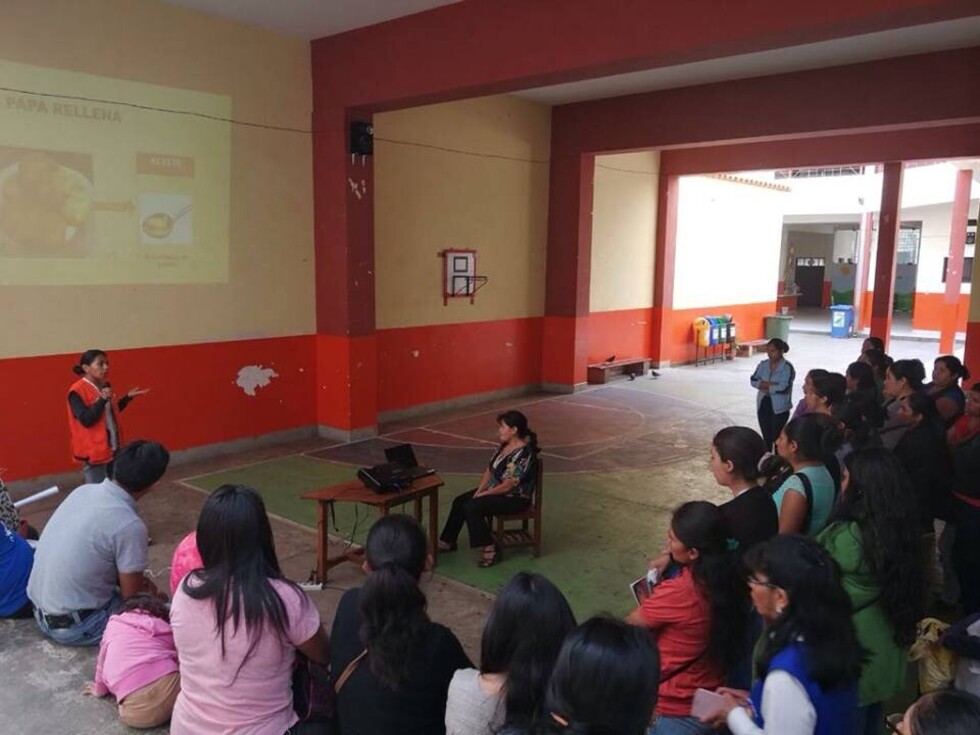 Padres de familia y estudiantes reciben capacitación sobre el valor nutricional del desayuno escolar