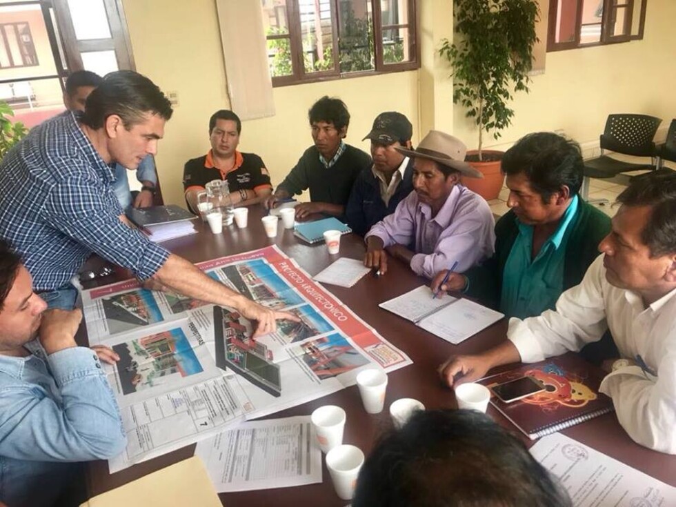 Alcalde se reúne con la comunidad Santa Ana para socializar el proyecto de la unidad educativa a Nivel Técnico Humanístico