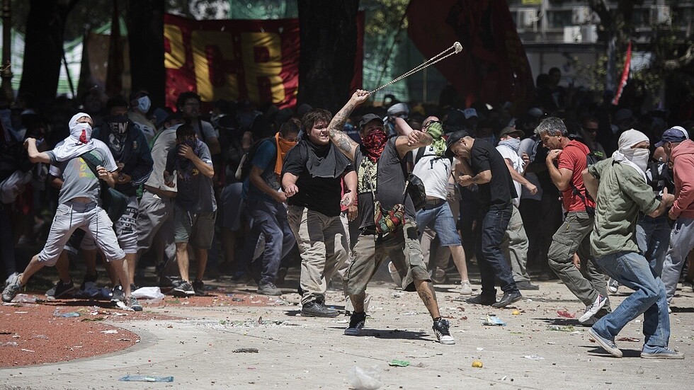 Personas en estado de ebriedad atacaron el Comando Departamental de la Policía de Chuquisaca