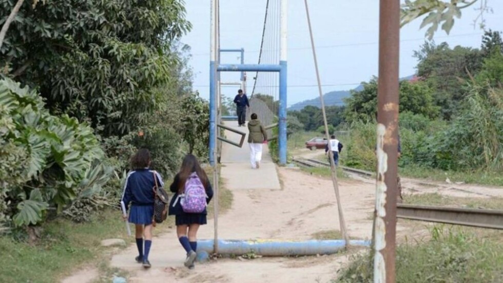 Violaron a una menor entre tres en un baldío