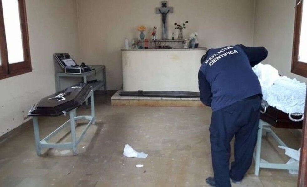 Profanan ataúd y tiran el cuerpo sobre la tumba