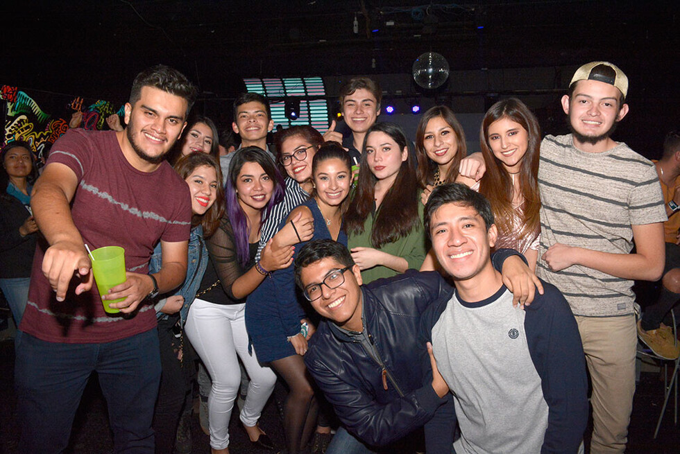 Festejando  con los amigos en Bunker