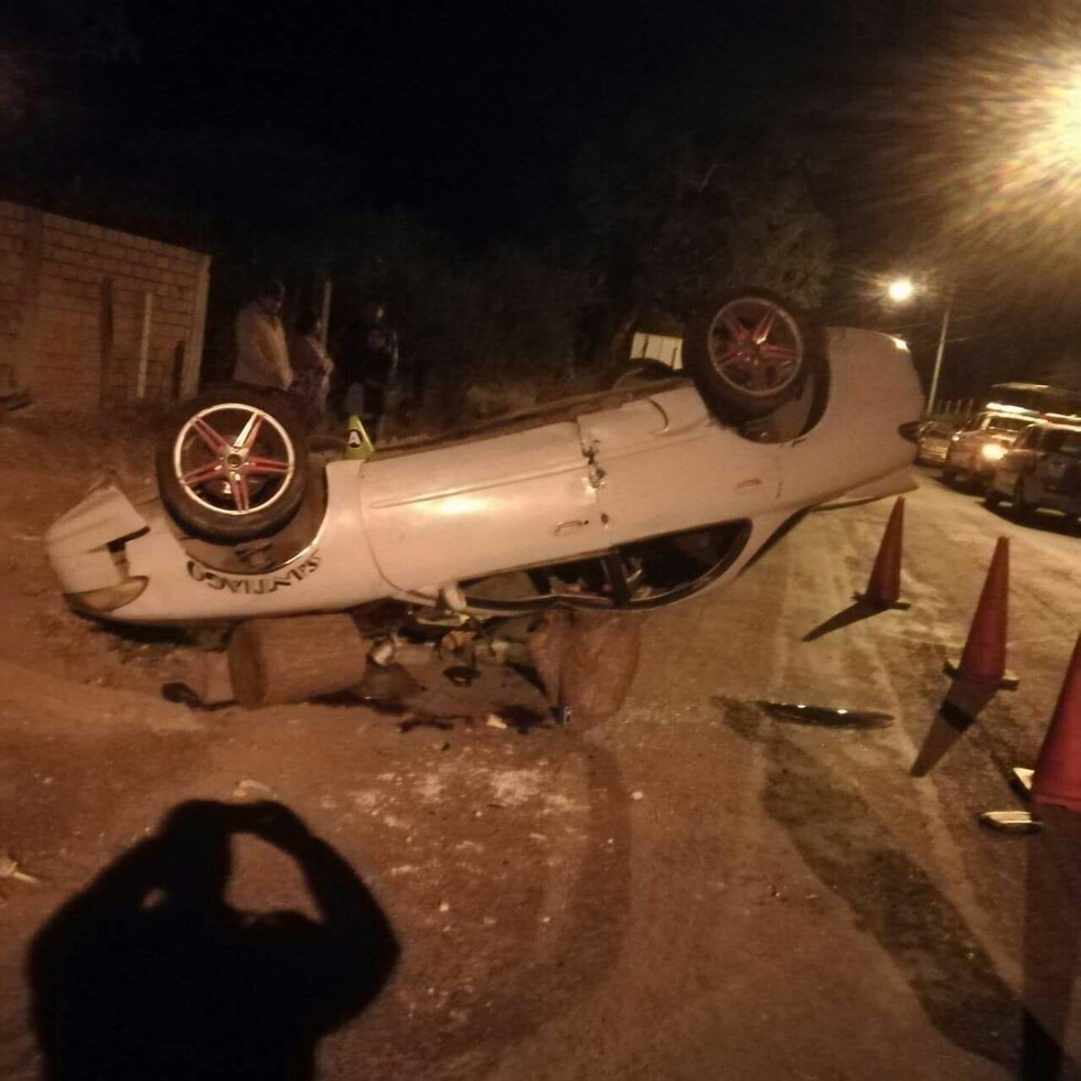 Policía vuelca en vehículo particular y fallece