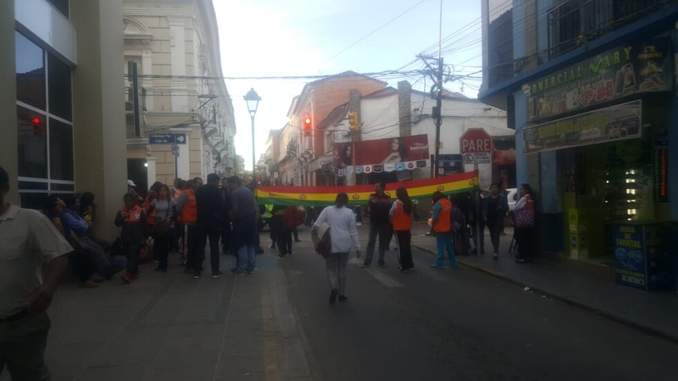 Comerciantes agreden a funcionarios municipales e insisten en instalarse a la fuerza en calle Sucre