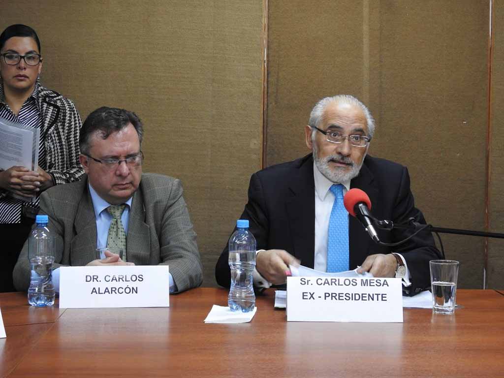 Vitorean “Mesa presidente” tras declarar en caso Lava Jato
