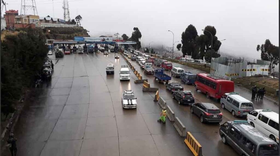 El Alto inicia bloqueo de vías en demanda de atención a pedidos de la UPEA