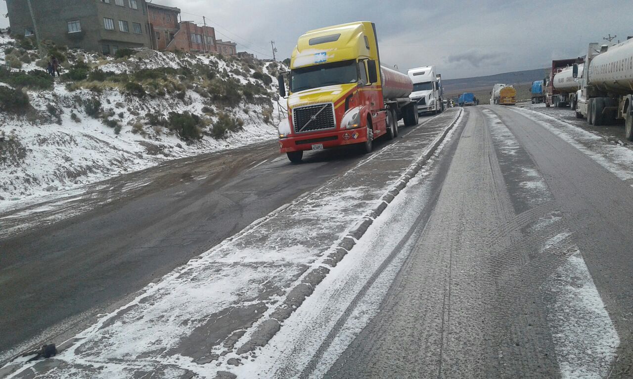 Cierran frontera Bolivia-Chile por intensa nevada y transportistas piden ayuda