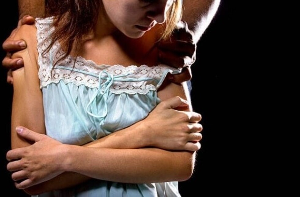 Denuncian a sujeto por haber abusado de sus dos hijastras