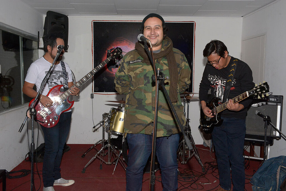 “Los Vinitos” tocan en Hot Rock