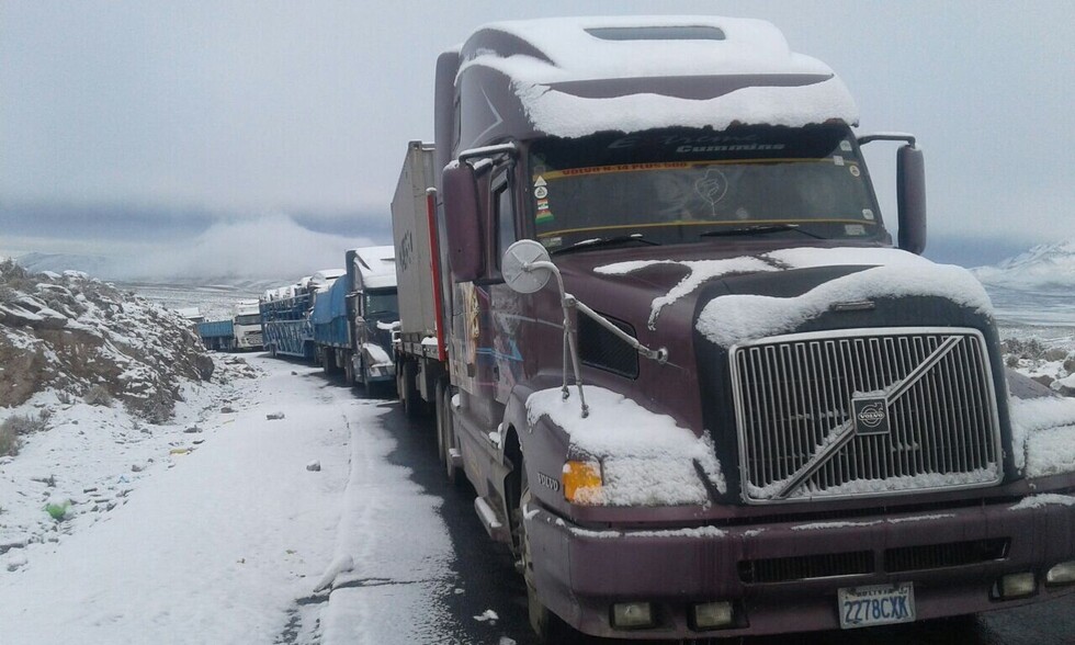Reportan que 200 camiones están parados en Chile por nevadas