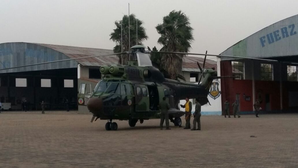 Un helicóptero y 350 personas esperan sofocar el fuego de zona de Pinos esta jornada