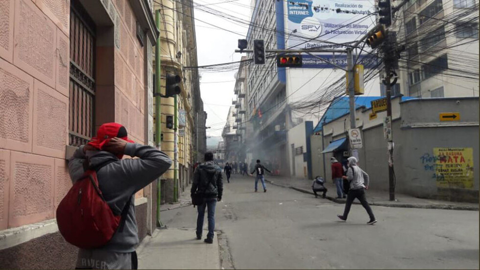 Universitarios de la UPEA y policías se enfrentan; hay detenidos y heridos