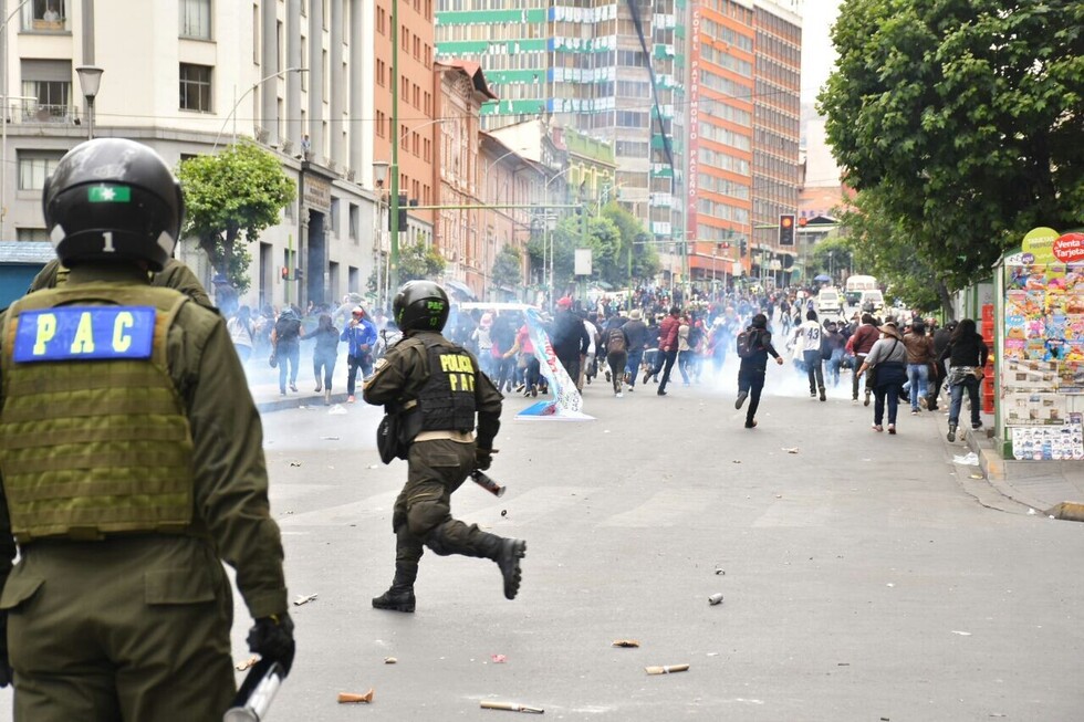 Universitarios lanzan bombas Molotov en nuevo enfrentamiento con la Policía