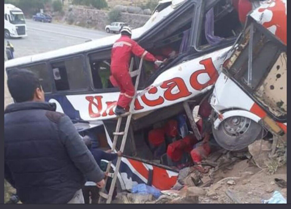 Choque de una flota contra una peña en carretera a Potosí deja al menos 12 muertos y 30 heridos