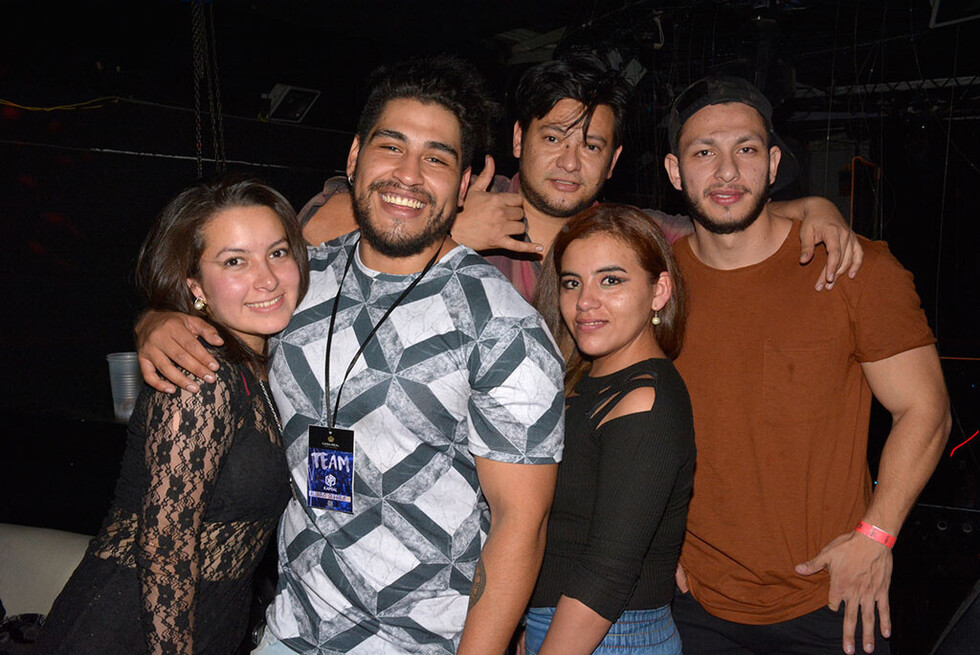 Baile y amistad en la noche tarijeña
