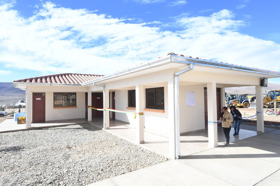 Presidente entrega unidad educativa en Yunchará