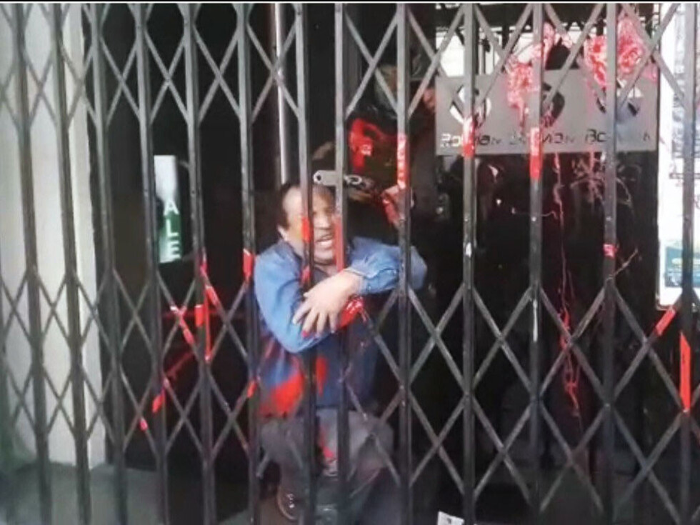 Estudiantes encapuchados de la UPEA agreden a periodista de Bolivia TV