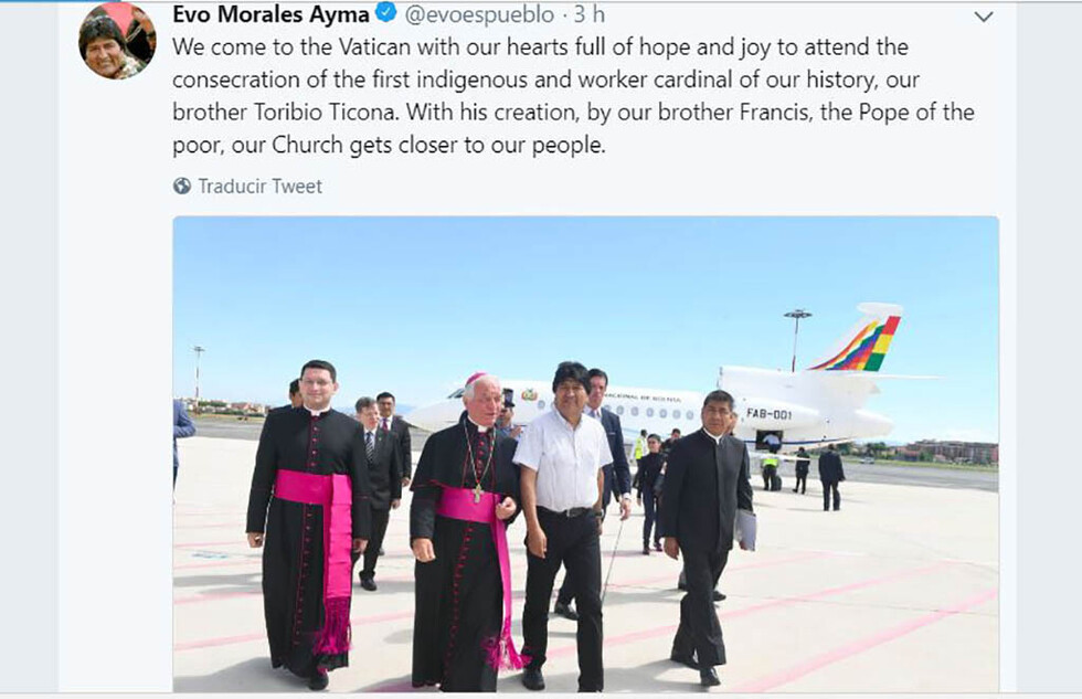 Evo anuncia que desde hoy sus mensajes en Twitter también serán en inglés y es criticado
