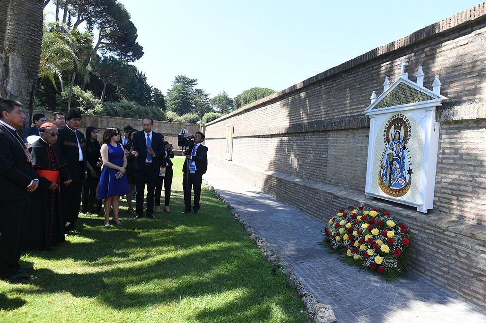 Morales y cardenal Ticona entregan ofrenda floral a la Virgen de Copacabana en la Santa Sede