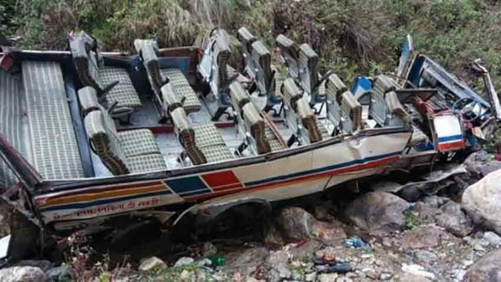 India: 47 muertos por la caída de autobús a un barranco