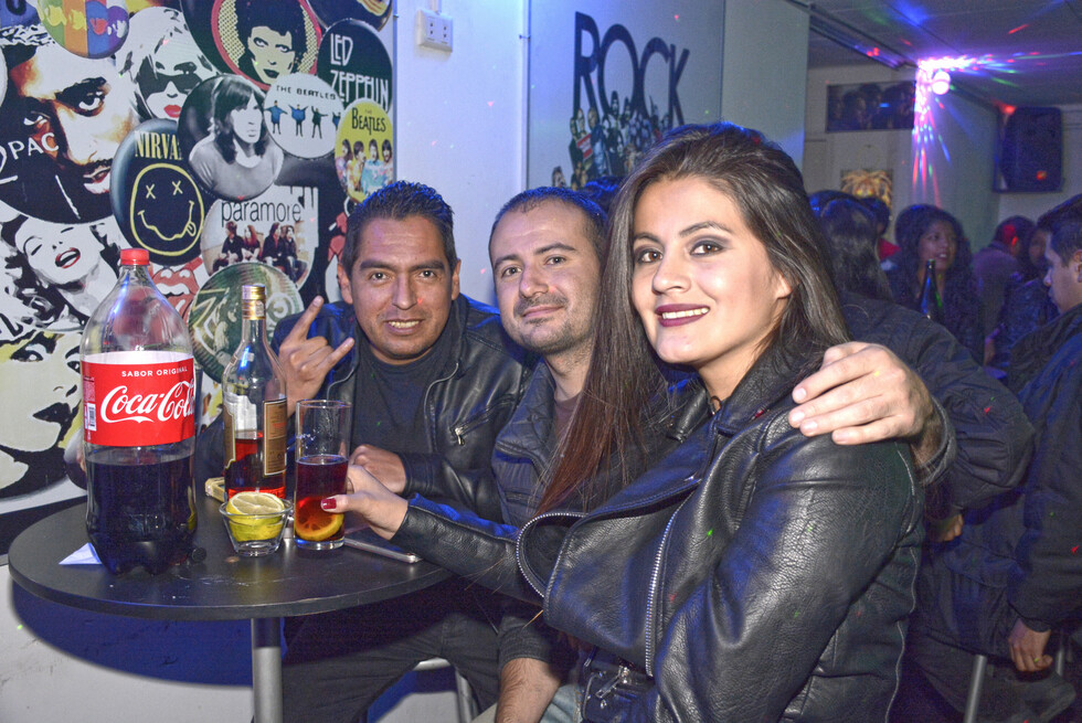 Junte con los  amigos en Hot Rock