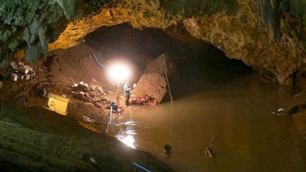Hallan con vida a 12 niños atrapados en 1 cueva